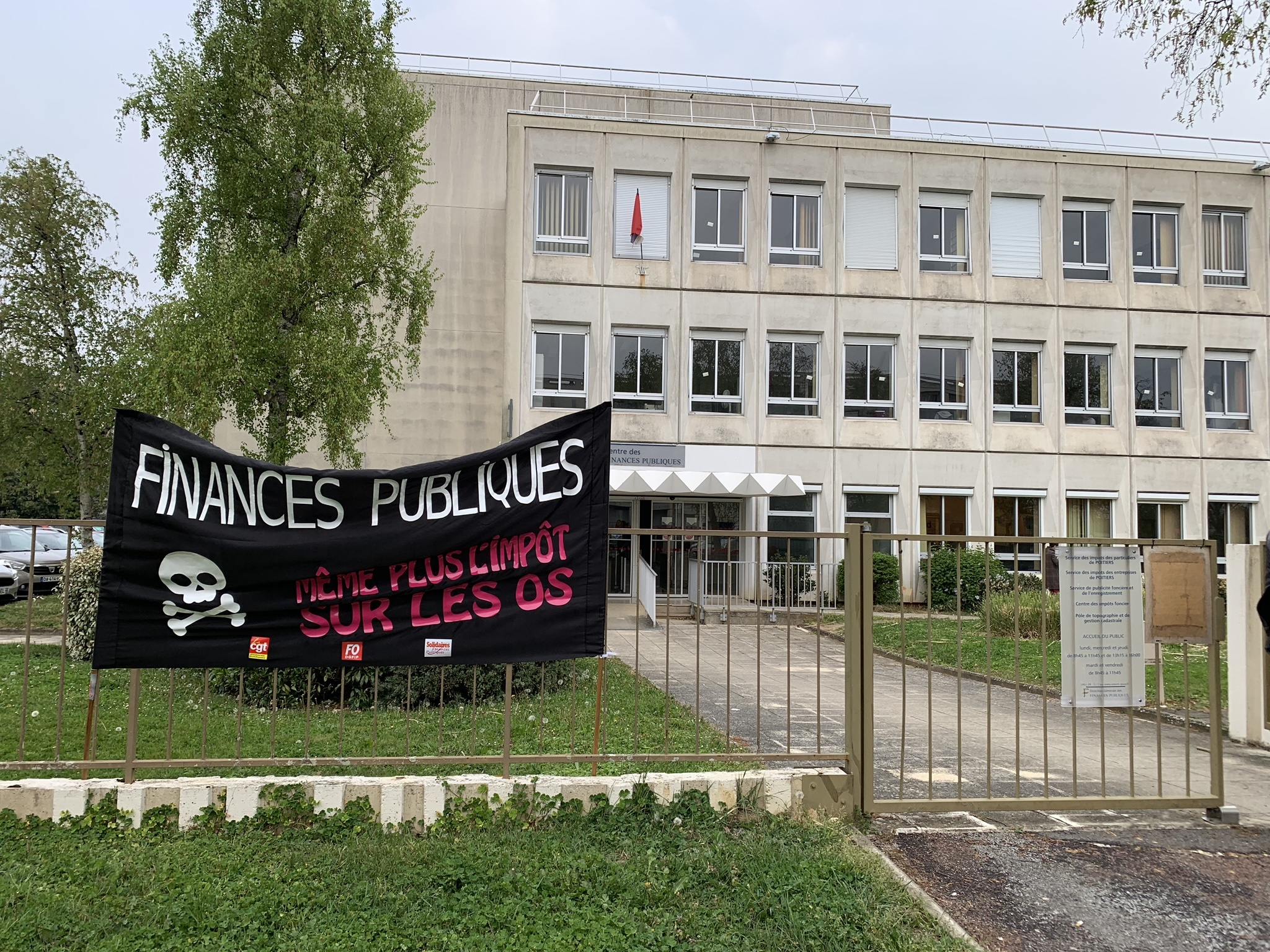 Rassemblement devant le Centre des Finances Publiques de Poitiers